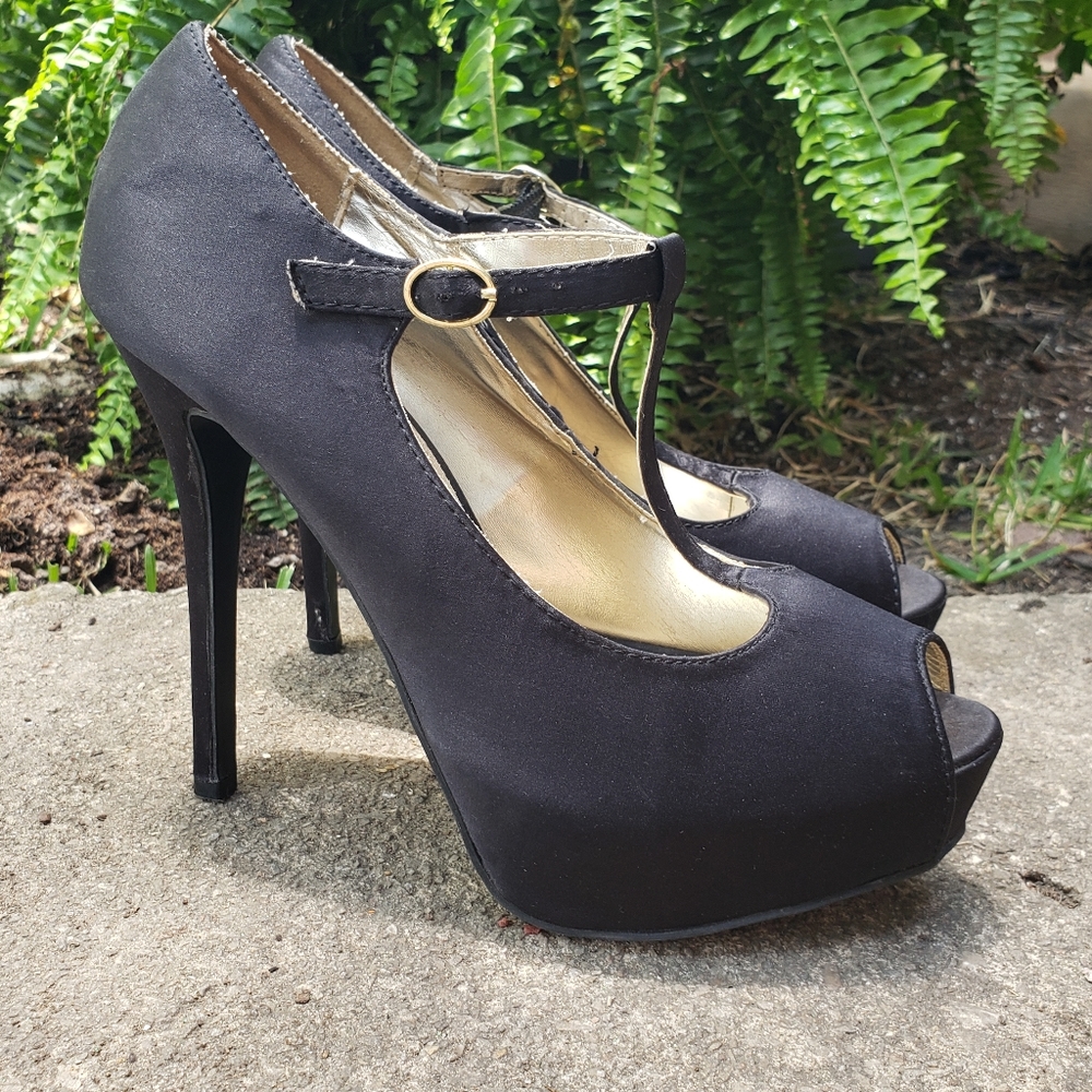 Steve Madden 9 Peeptoe High Heel Black Buckle